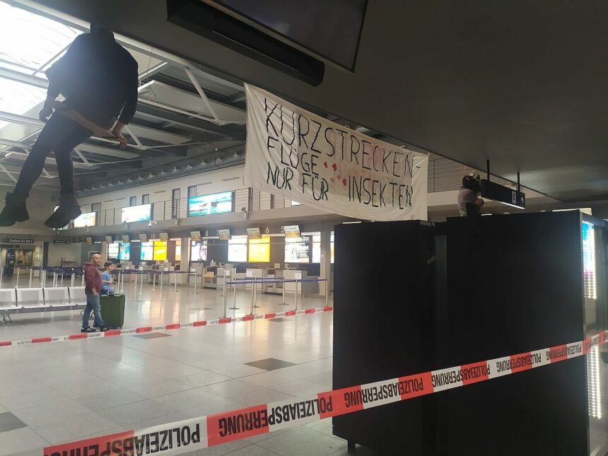 Flughafenprotest Friedrichshafen Bodensee Airport 2024 05 11 F © Baumbesetzung.ravensburg@gmail.com