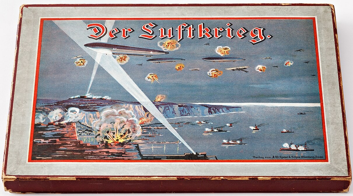 J.W.Spear & Söhne, Der Luftkrieg, um 1914, Nürnberg. Verpackung, Spielbrett und -figuren / Packaging, Game Board and Game Pieces. © Zeppelin Museum Friedrichshafen, Foto Tretter (CC-BY-ND).