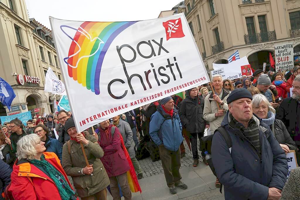 Pax Christi auf der Demo gegen die Sicherheitskonferenz in München 2023 © Henning Schlottman (User:H-stt) via Wikipedia