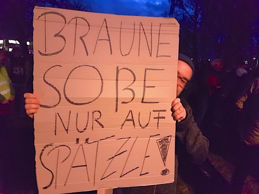 Protestschild mit der Aufschrift "Braune Soße nur auf Spätzle!" auf einer der zahlreichen Demonstrationen gegen Rechts. Bild: H. Reile