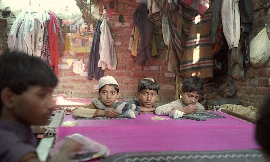 Kinder in einer Textilwerkstatt in Seelampur im Osten von Delhi, in der Minderjährige täglich für einen Hungerlohn bis zu 12 Stunden nähen müssen. Bild: Joachim E. Röttgers.