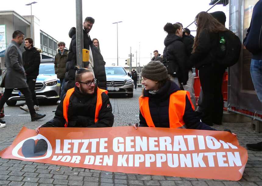 Letzte Generation Blockade Bodanstraße 23 02 14 © Pit Wuhrer