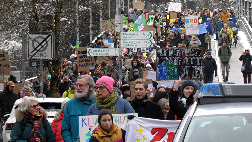 250214 Klimastreik Fahrradbrücke © Pit Wuhrer