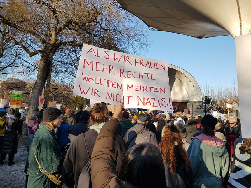 Demo Omas Gg Rechts 2025 02 08 Stadtgarten Plakat © Holger Reile