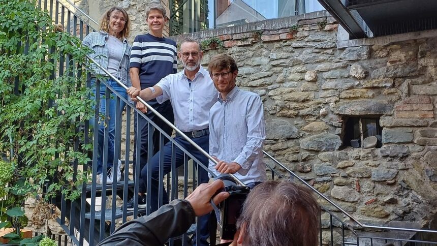 Prof. Dr. Gabriela Signori, vhs-Vorstand Nikola Ferling, BM Andreas Osner, vhs-Programmdirektor Stephan Kühnle, Südkurier Claudia Rindt (Rückansicht) © Harald Borges